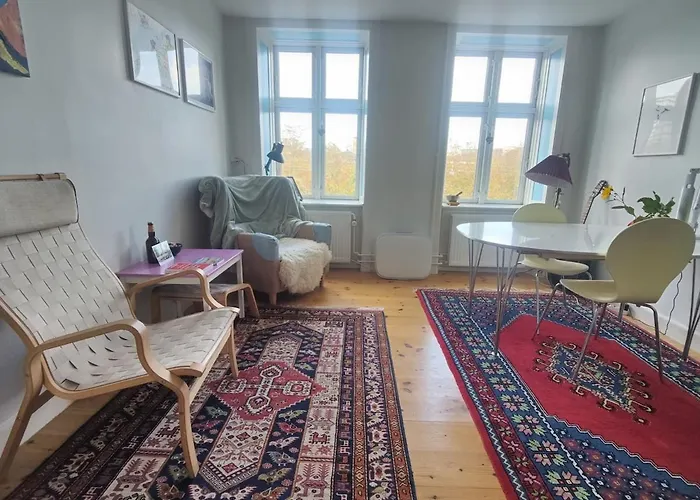 Bright, Charming With Balcony * København